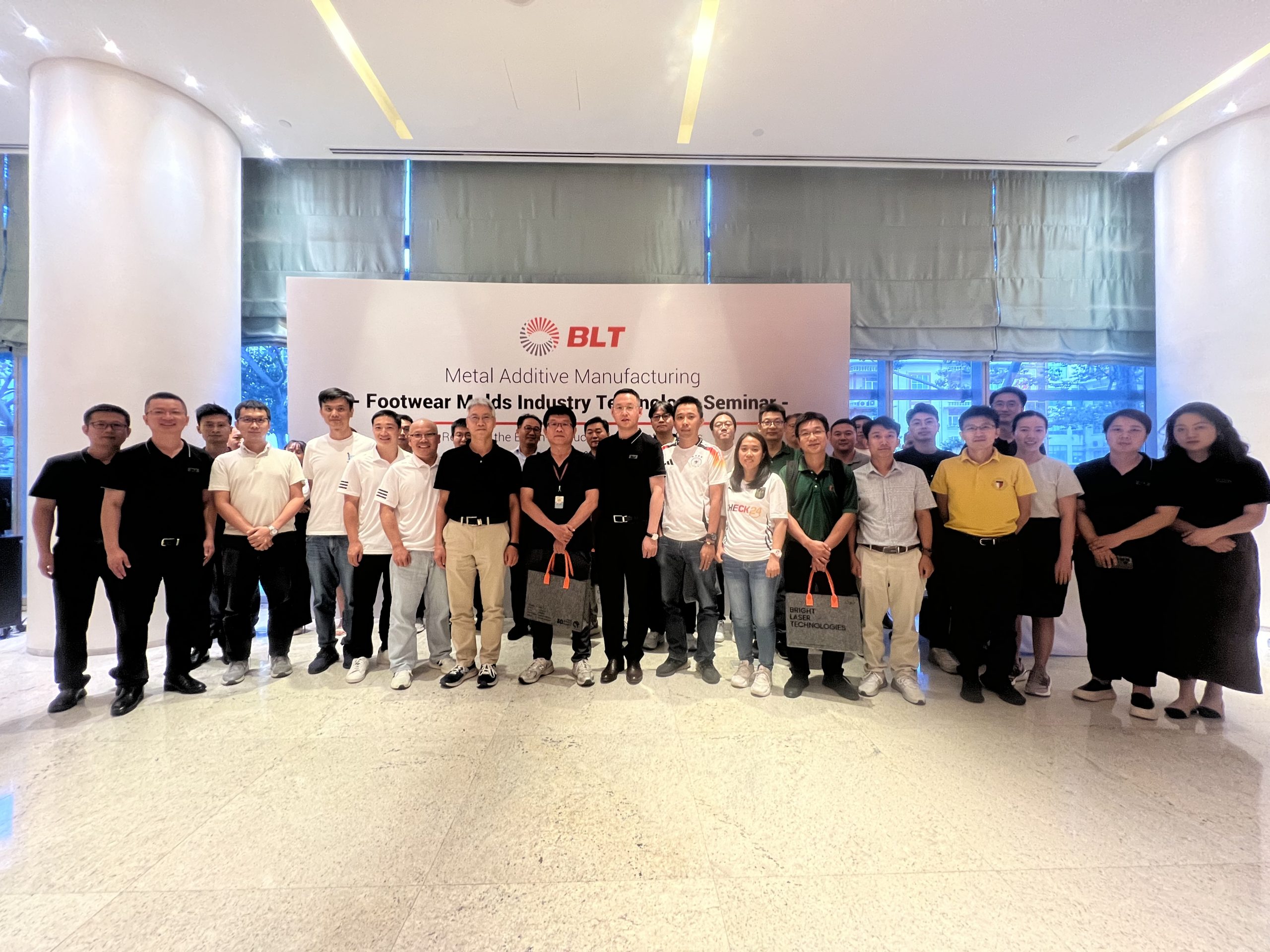 Group phto BLT Vietnam footwear mold seminar